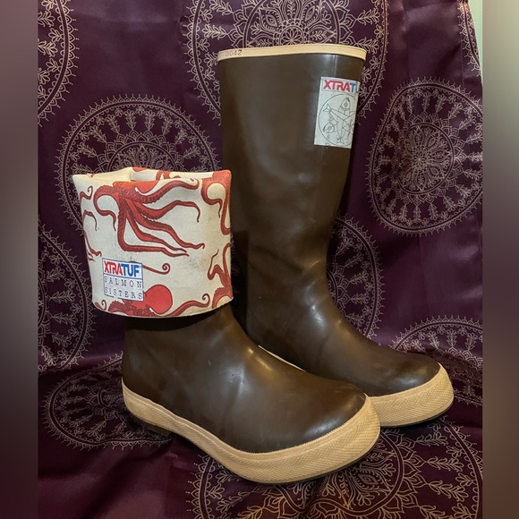 Salmon Sisters Xtratuf boots - Picture 2 of 11